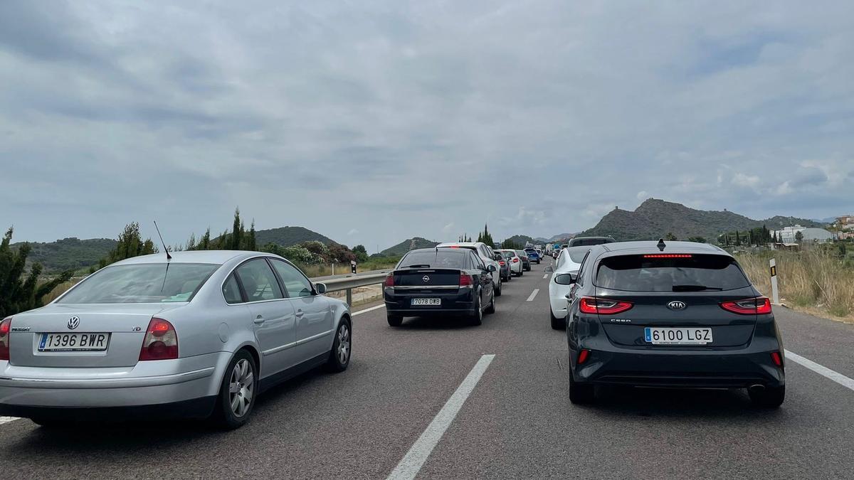 Atascos en la autopista en Castellón dirección Valencia este mismo sábado en plena Operación Salida.