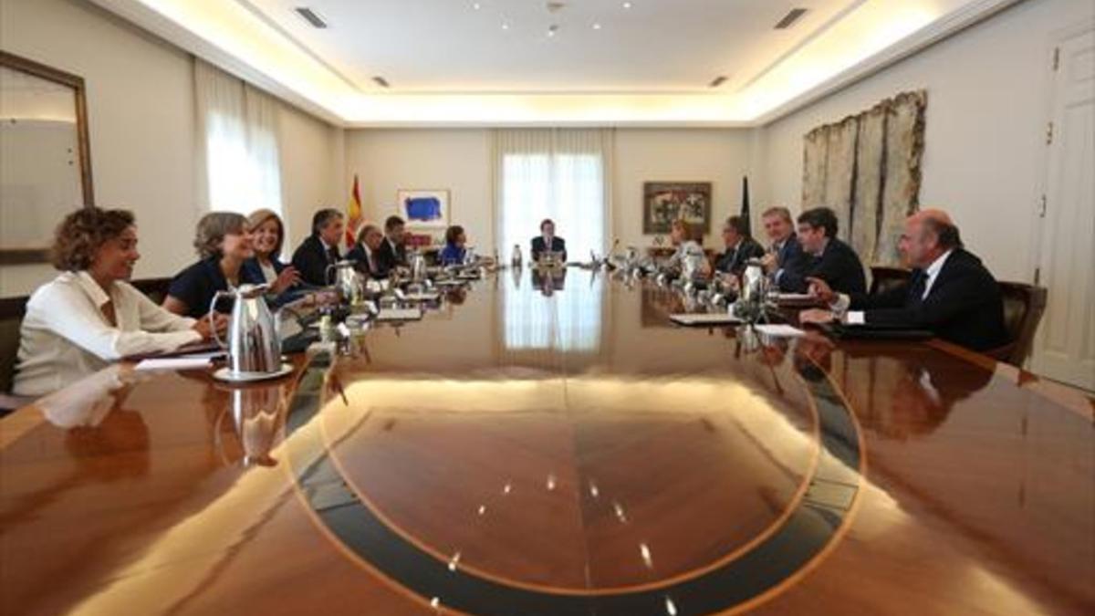 El Consejo de Ministros extraordinario de ayer en la Moncloa, bajo presidencia de Mariano Rajoy, al fondo.