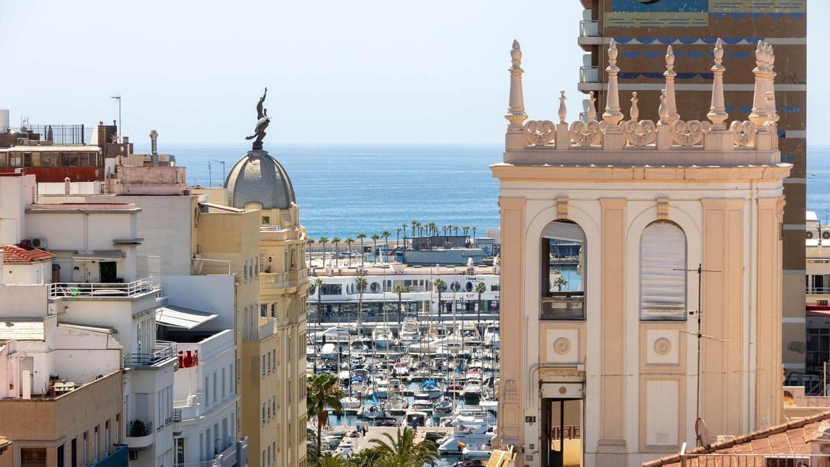 Panorámica de Alicante con vistas a la zona portuaria.
