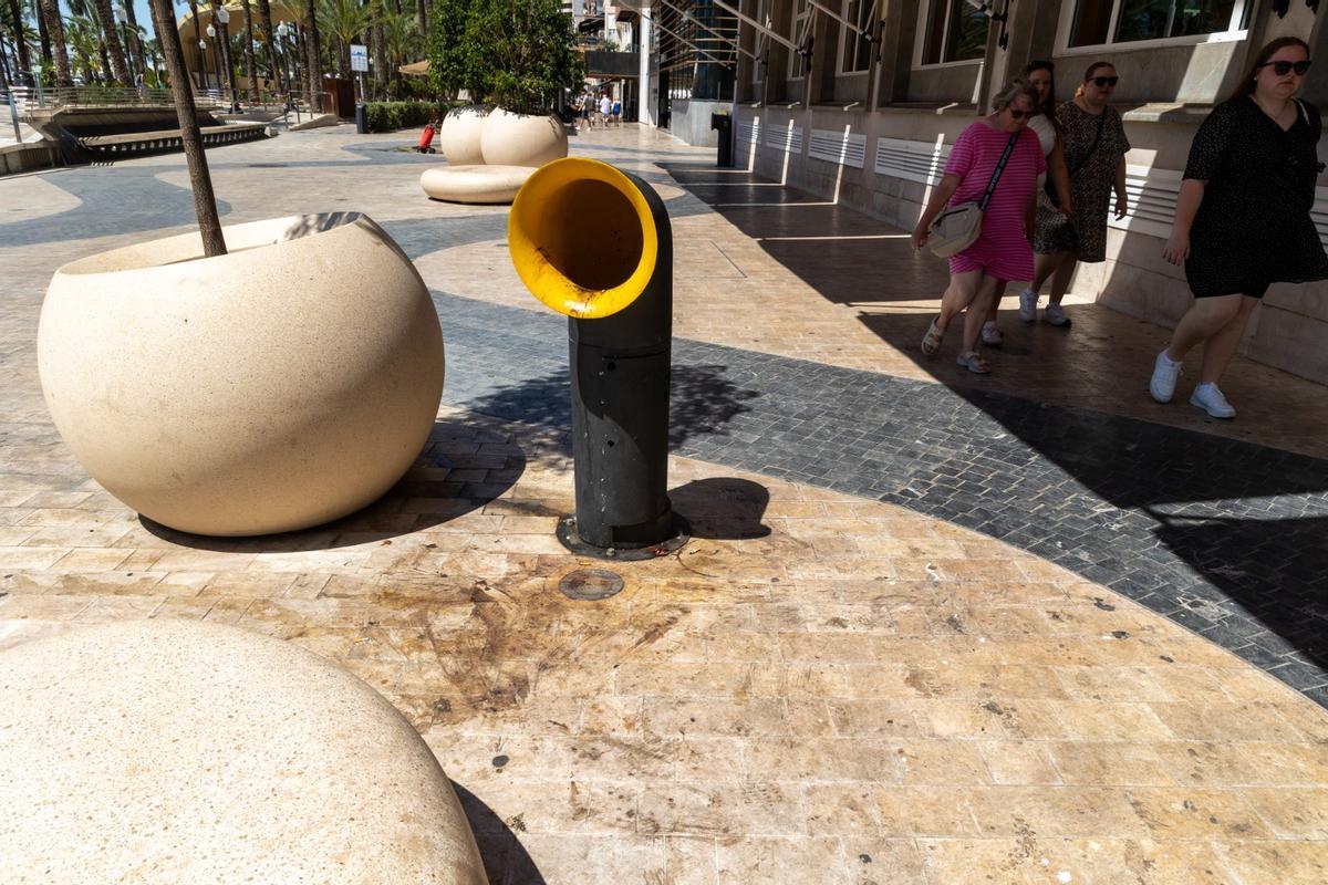 Manchas y restos junto al mobiliario urbano del tramo reformado del paseo