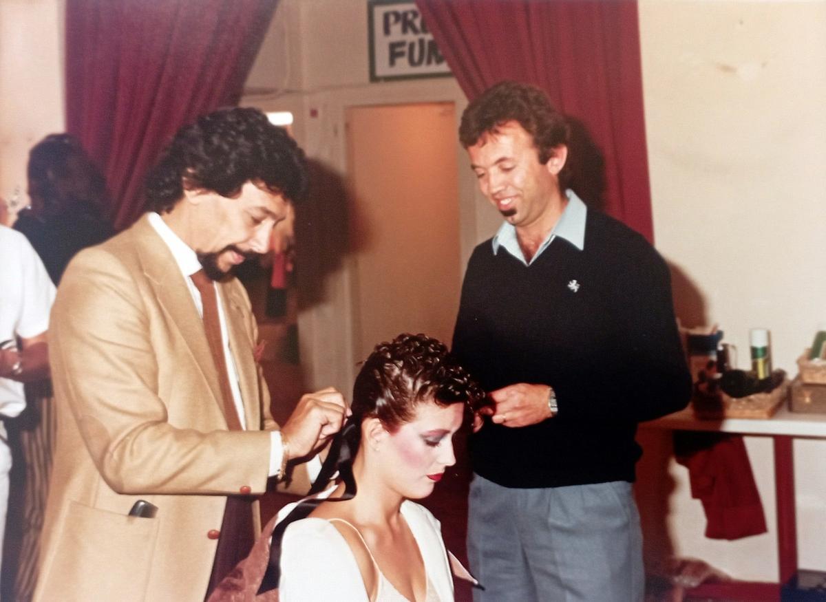 Benjamín Fernández, trabajando con Lluís Llongueras, en una exhibición.