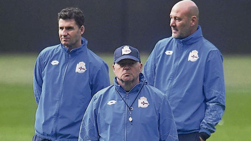 Pepe Mel, ayer en Riazor junto a sus ayudantes José Gordillo y Roberto Ríos.