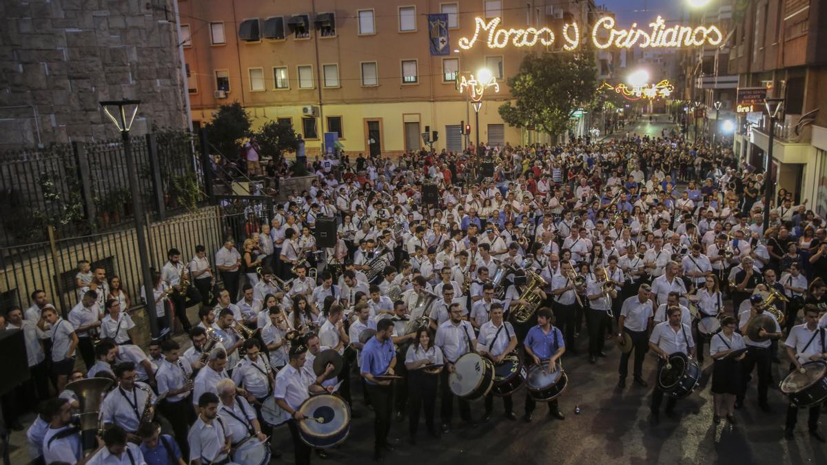 La música es una parte esencial de esta festividad. Tanto por las piezas que componéis para la ocasión, como por el número de bandas que sacáis a las calles.