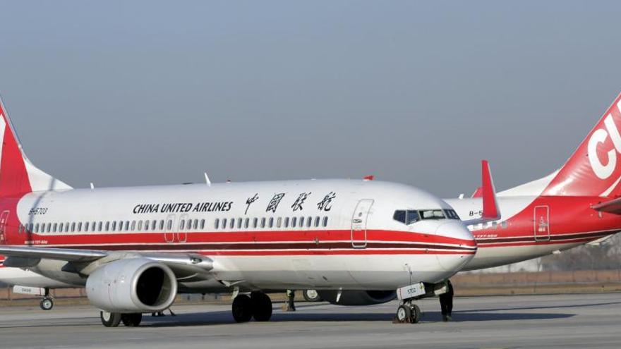 Un Boeing 737 en un aeropuerto.