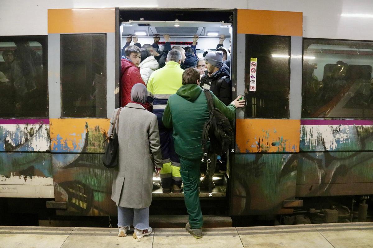 Un tren lleno de pasajeros en la estación de Mataró en el primer día de huelga de Rodalies