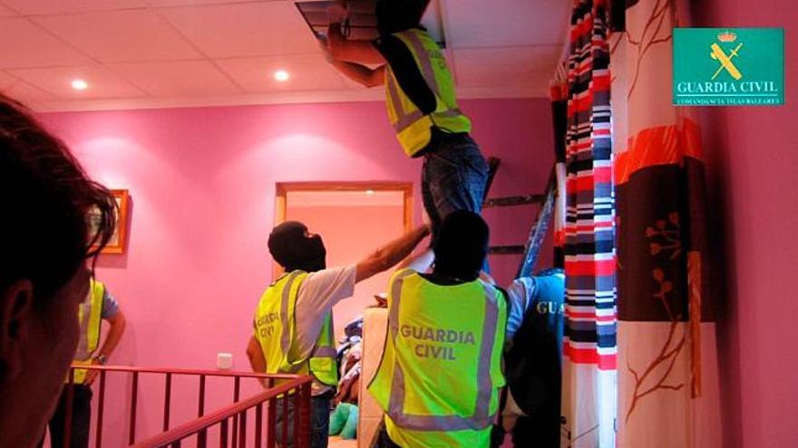 Agentes de la Guardia Civil inspeccionan los falsos techos de la casa de ´La Paca´ durante el registro.