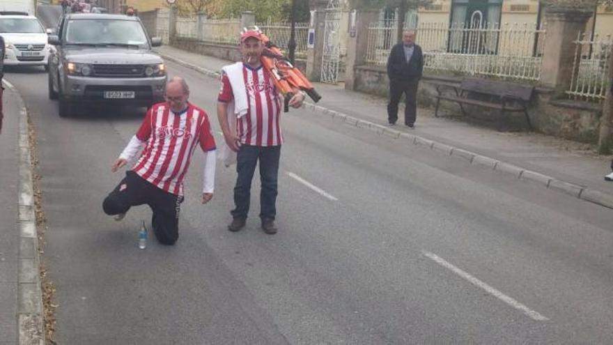 Un kilómetro de rodillas para dar las gracias por la permanencia del Sporting