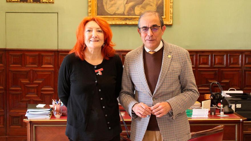 La directora de Hay Festival España y Hay Fórum Sevilla, Sheila Cremaschi, y el rector de la Universidad de Sevilla, Miguel Ángel Castro.