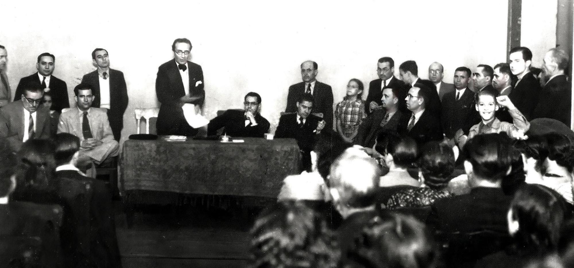 Castelao dando unha conferencia na Casa da Cultura en La Habana a prol da democracia republicana, 1938