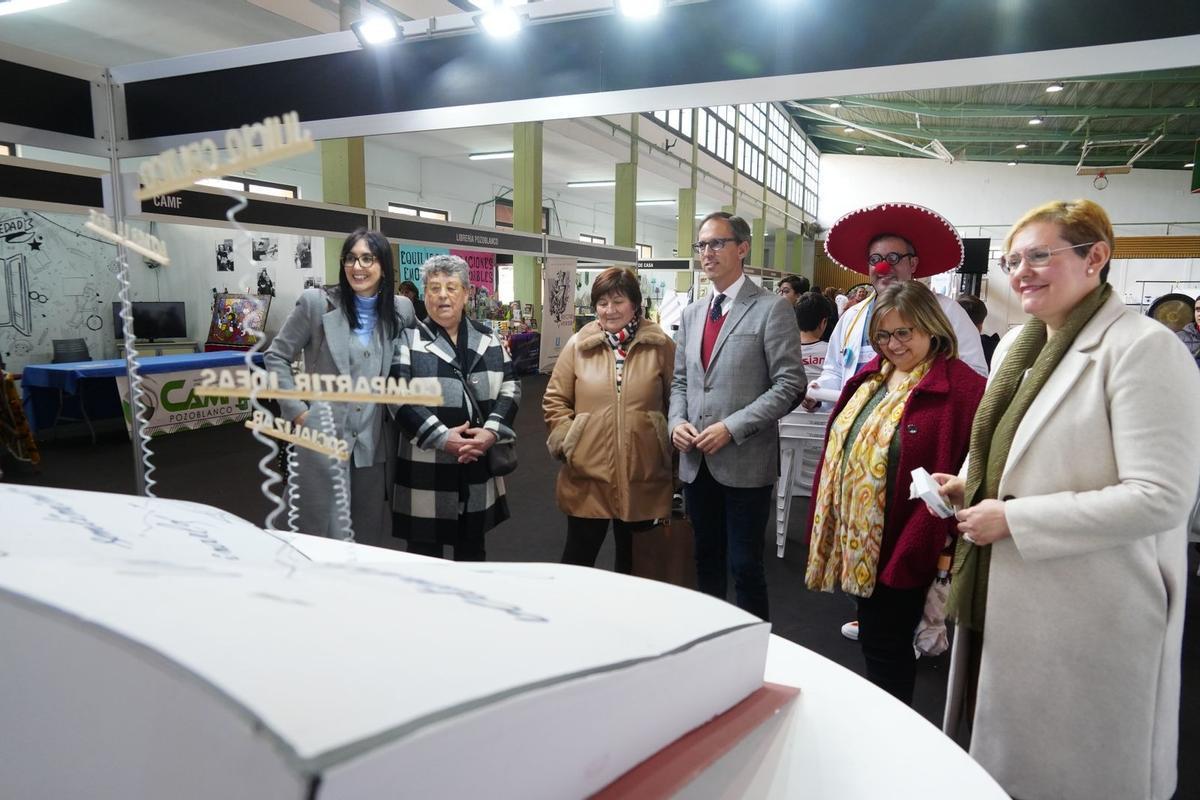 Recorrido por los diferentes expositores del Salón del Libro.