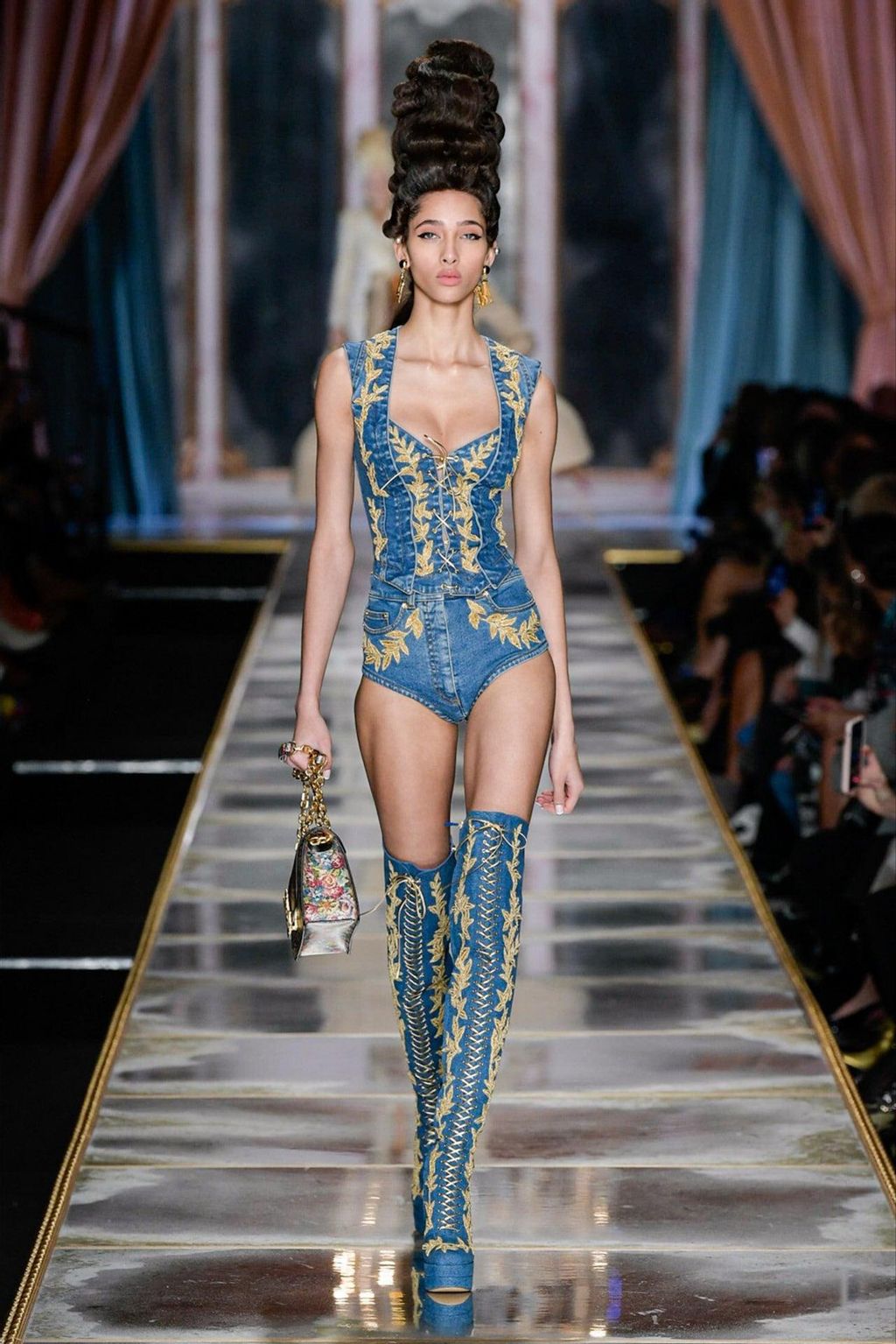 Desfile de Moschino en Milán, febrero de 2020