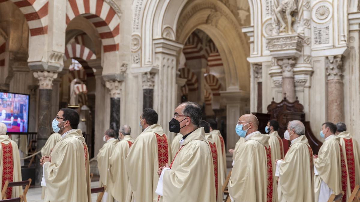 Presbíteros asistentes a la Misa Crismal del Martes Santo en la Catedral de Córdoba.