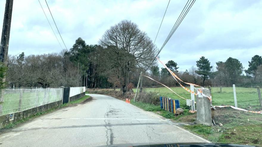 Aparecen cables caídos sobre el asfalto en los lugares de Filgueiroa y Constenla