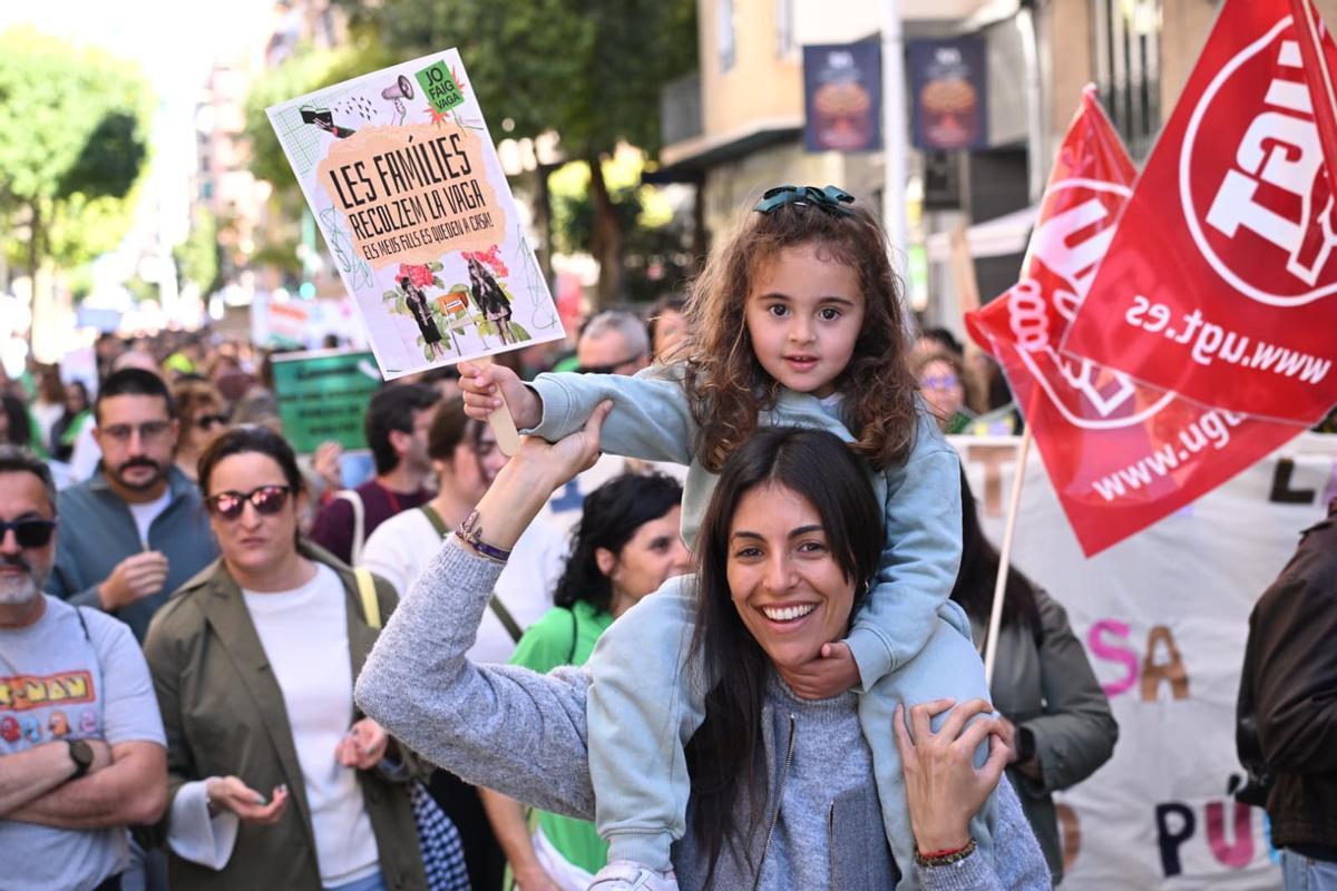 "Las maestras luchando también estamos enseñando", la educación pública se manifiesta en Elche