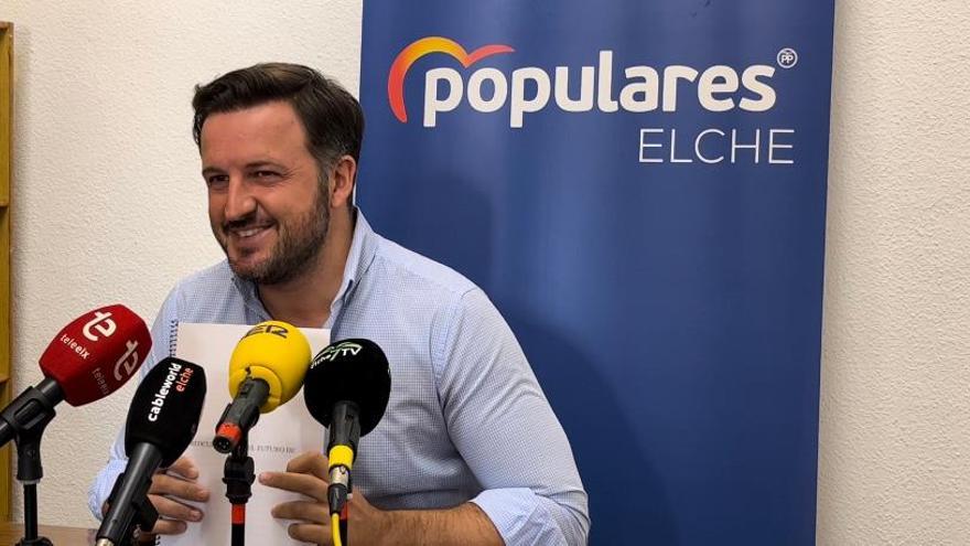 Pablo Ruz este viernes con el manifiesto elaborado para reclamar inversiones para Elche