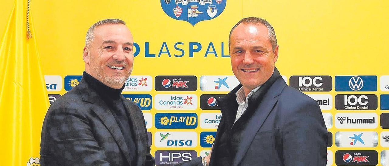 Miguel Ángel Ramírez, presidente de la UD, y Luis Helguera, director deportivo, se saludan tras la firma del contrato.