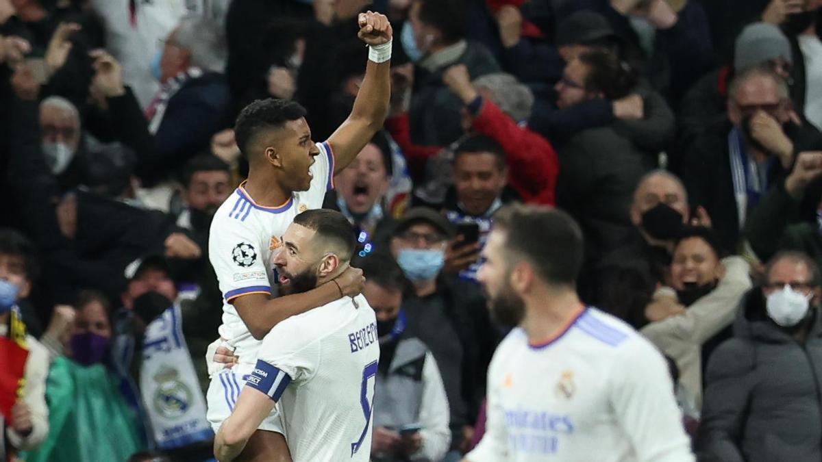 Rodrygo celebra con Benzema el 1-3 en el Real Madrid-Chelsea de los cuartos de final de la Champions.