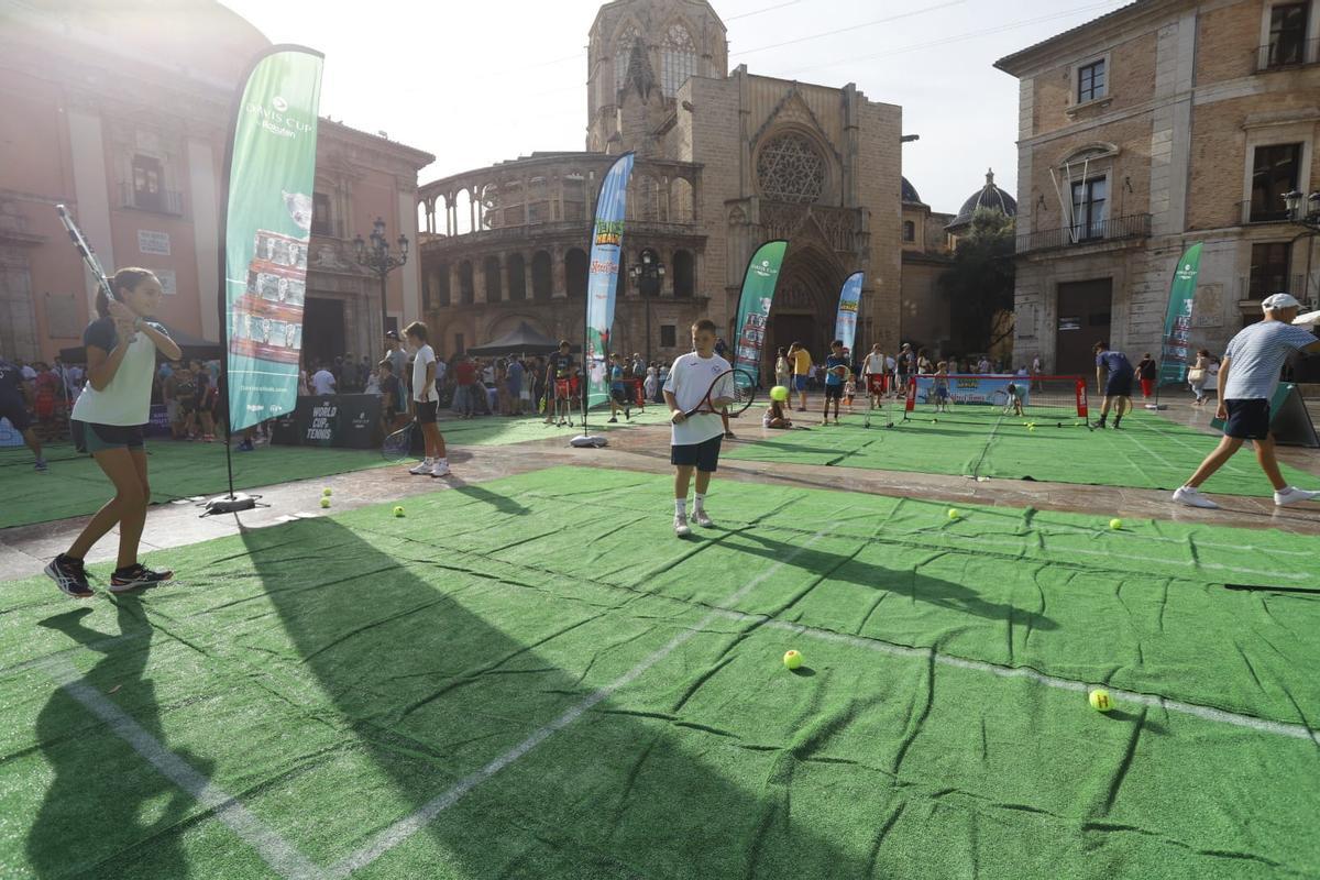 Jóvenes participantes en el Street Tennis de la Plaza de la Reina