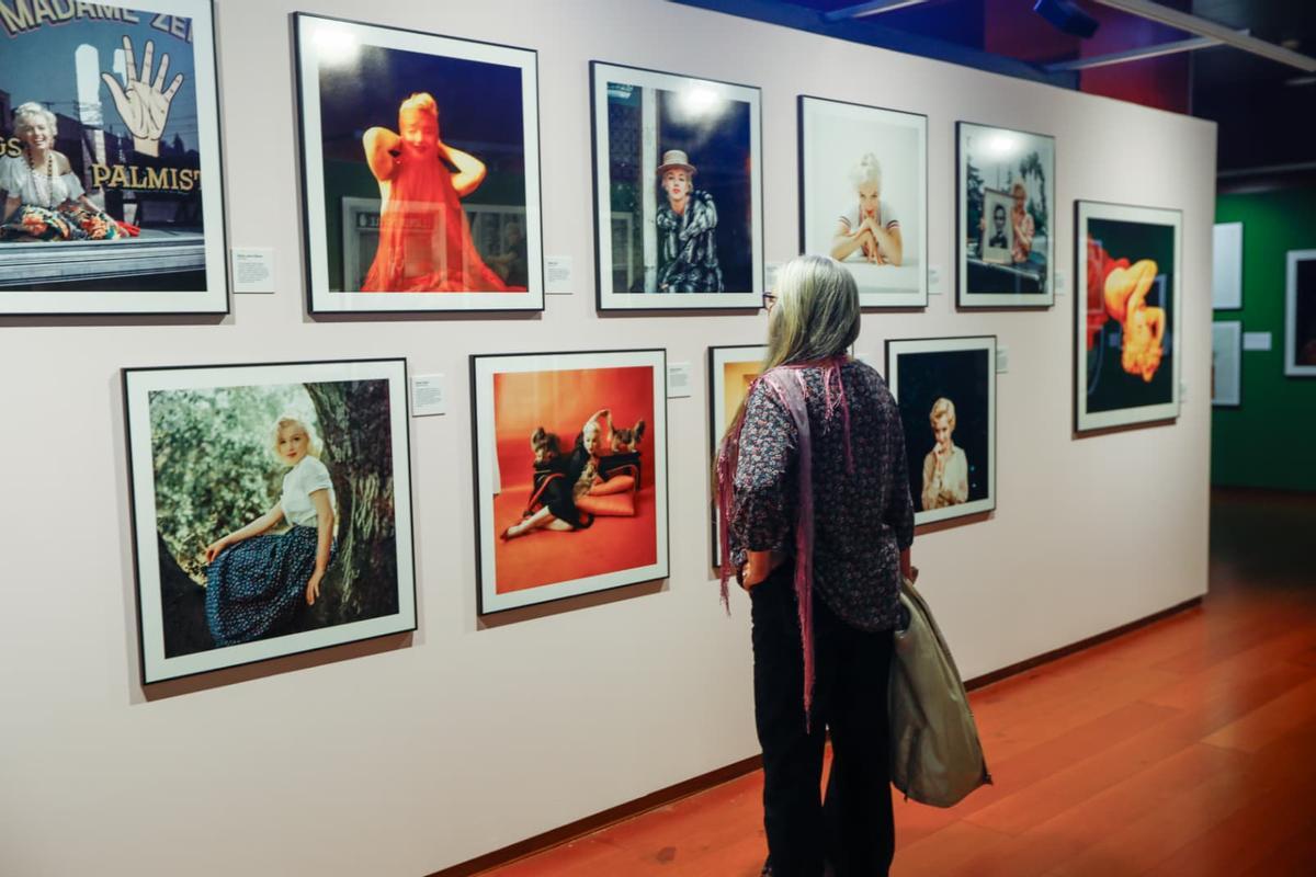 La exposición se compone de casi cien fotografías.