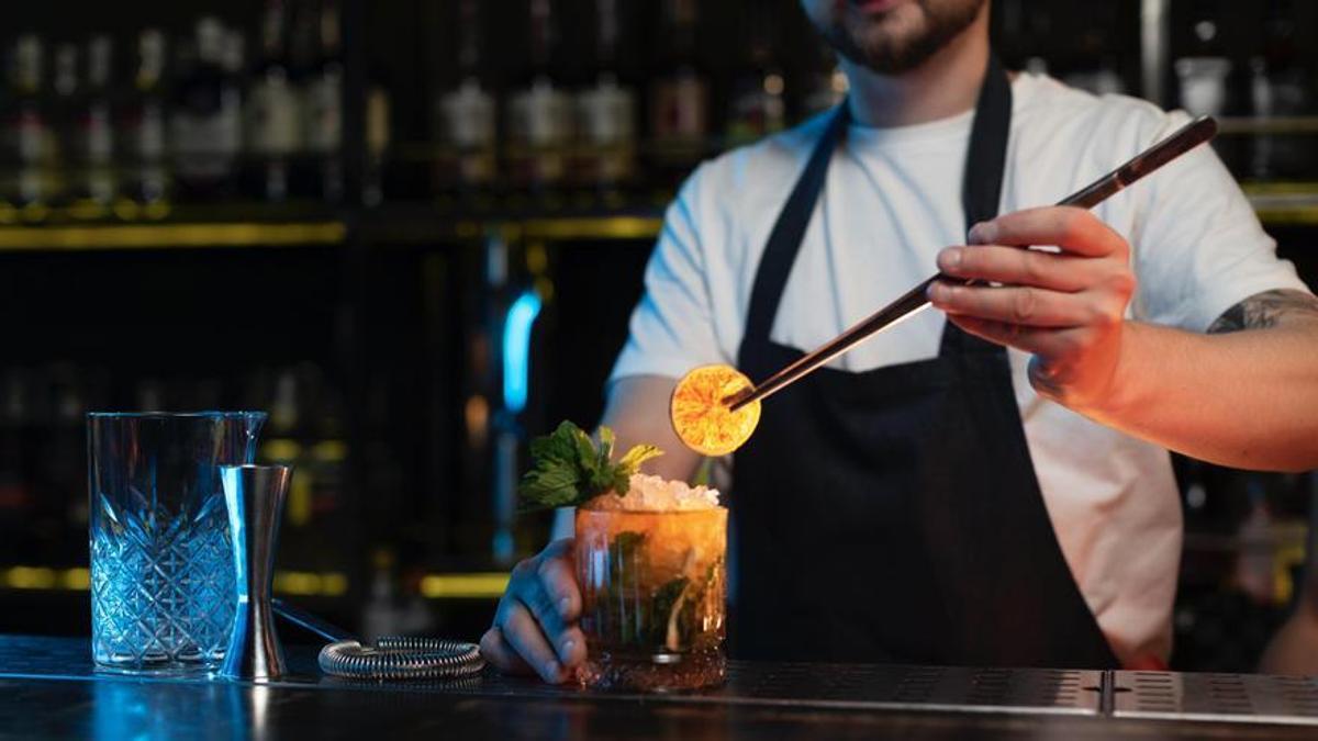 Un 'bartender' prepara un cóctel.