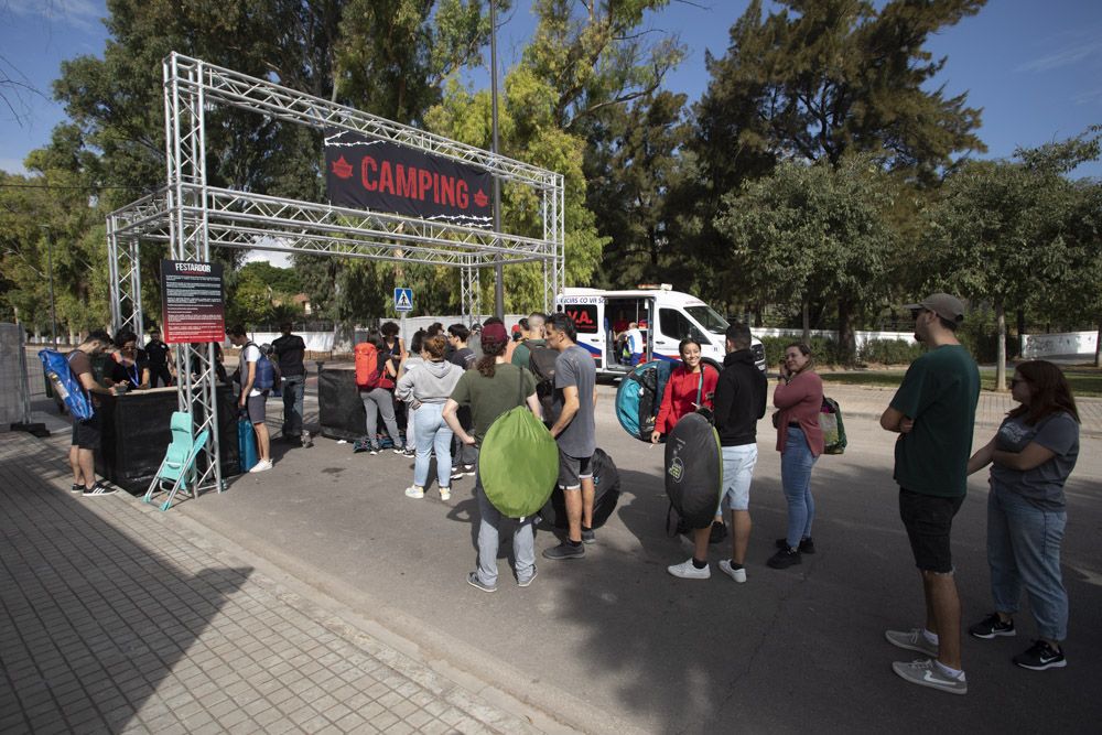 Multitud de jóvenes llegan al Port de Sagunt con sus tiendas de campaña, en el inicio del Festardor.