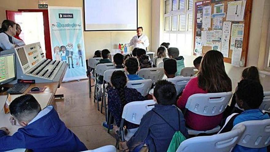 Una experta imparte uno de los talleres de Aqualogía en un colegio de la capital.  Ayuntamiento de Zamora