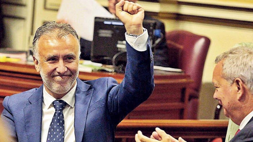 Ángel Víctor Torres, saluda puño en alto tras ser proclamado presidente de Canarias.