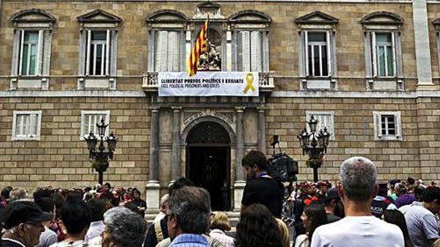 Una pancarta amb un llaç groc al balcó del Palau de la Generalitat, en una imatge d&#039;arxiu