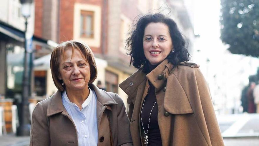 Enriqueta García y Paloma Menéndez, en el barrio de Sabugo.