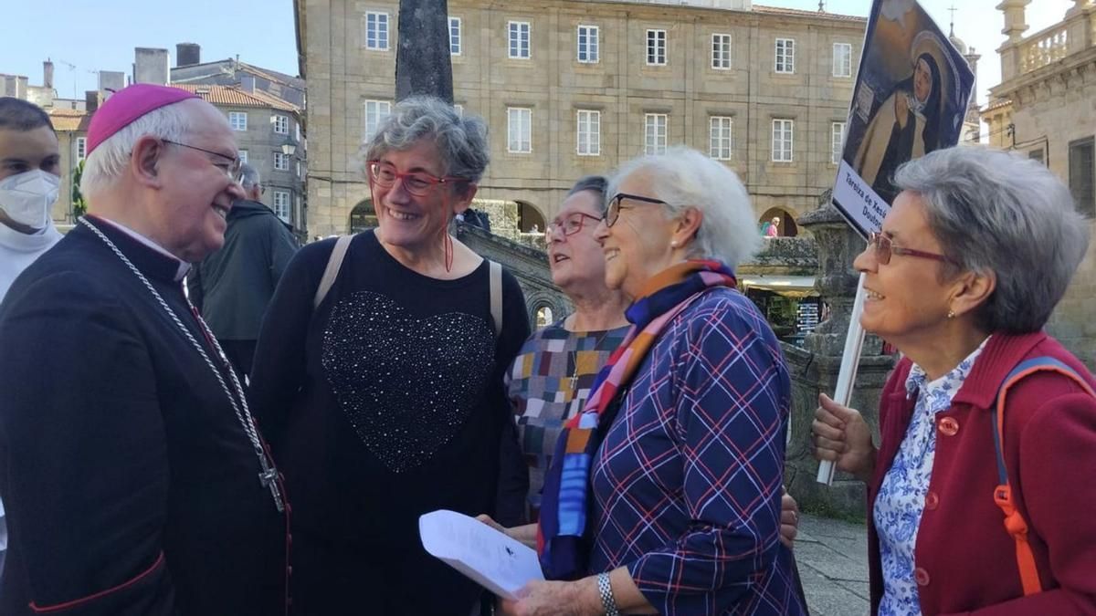 El arzobispo de Santiago, Julián Barrio, con las integrantes de Mulleres cristiás galegas “Exeria”, Marisa Vidal, Carme Turnes, Pilar Wirtz e Inmaculada Fernández, de la parroquia Cristo da Victoria de Vigo.