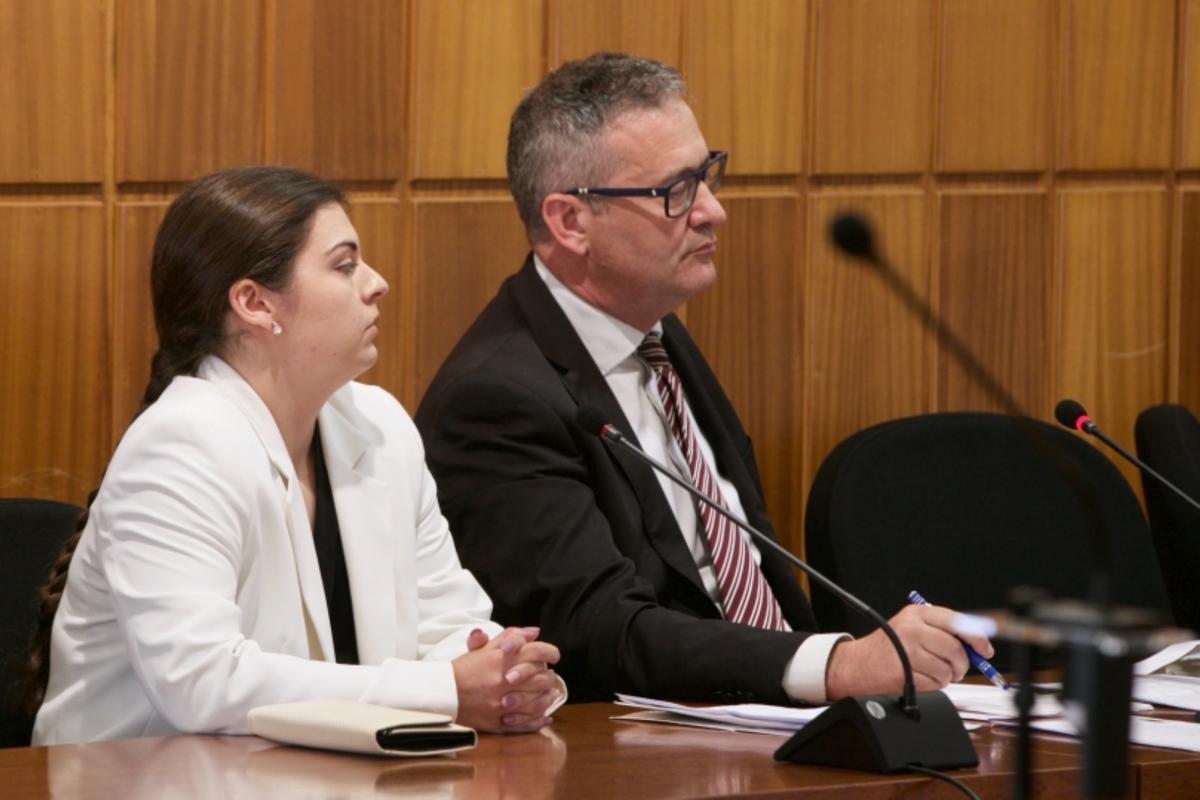 La acusada, junto a su abogado, en el banquillo de la Audiencia, donde se sienta por unos hechos acontecidos en Yecla en 2015. / JUAN CARLOS CAVAL