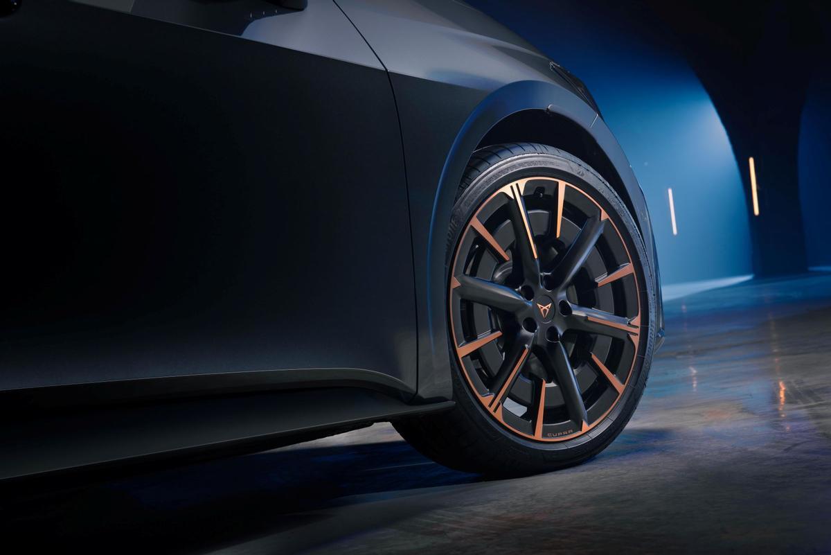 El nuevo Cupra Born tiene cinco diseños de llantas diferentes.
