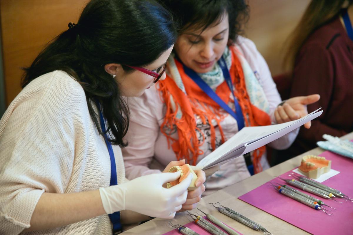 Los higienistas dentales deben estar colegiados para poder ejercer su profesión.
