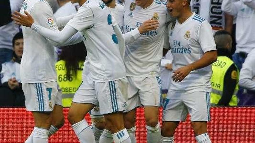 Vallejo, en primer término, celebra el 4-0 ayer.