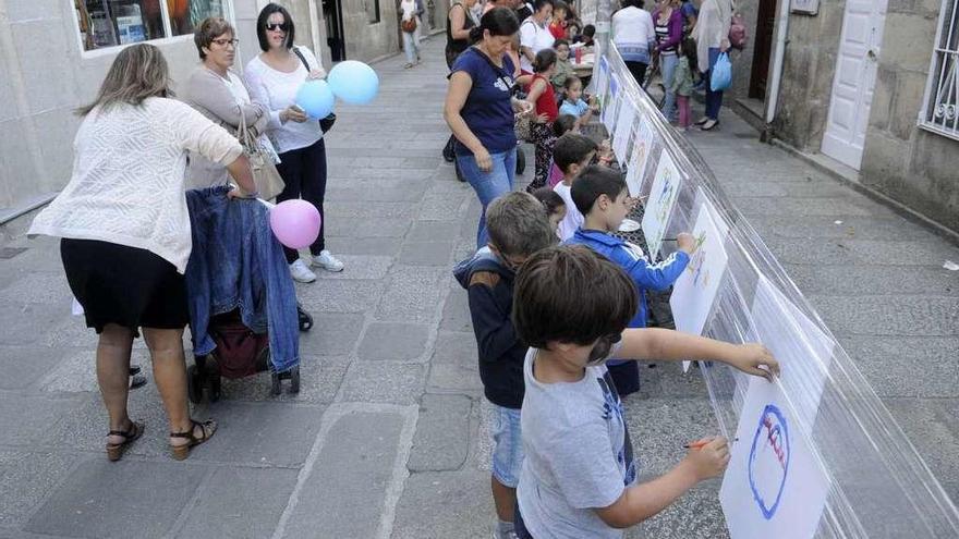 Una actividad infantil en la calle Real, en Caldas. // Noé Parga