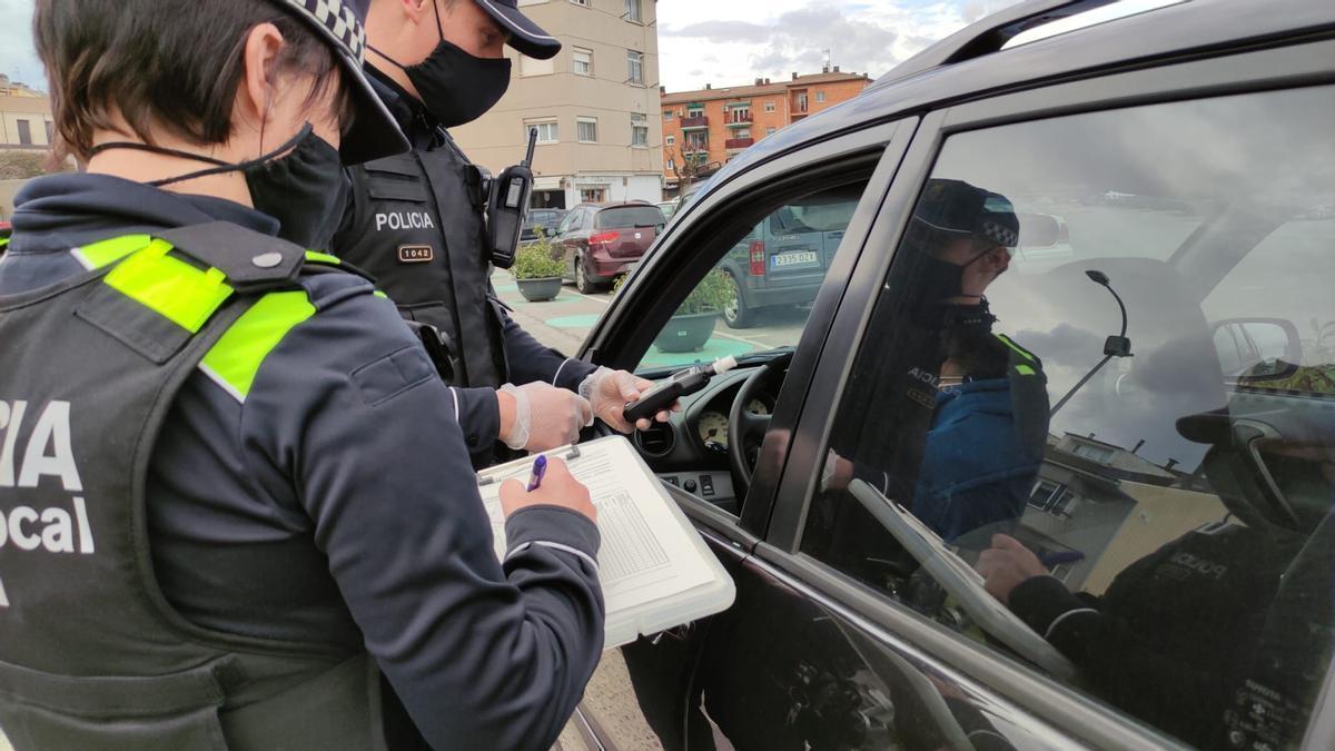 Dos agents en un control, en una imatge d'arxiu