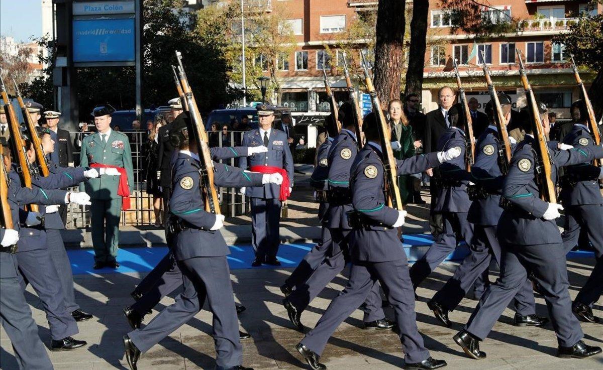 Desfile durante el acto de izado solemne de la bandera de España en la plaza de Colón.