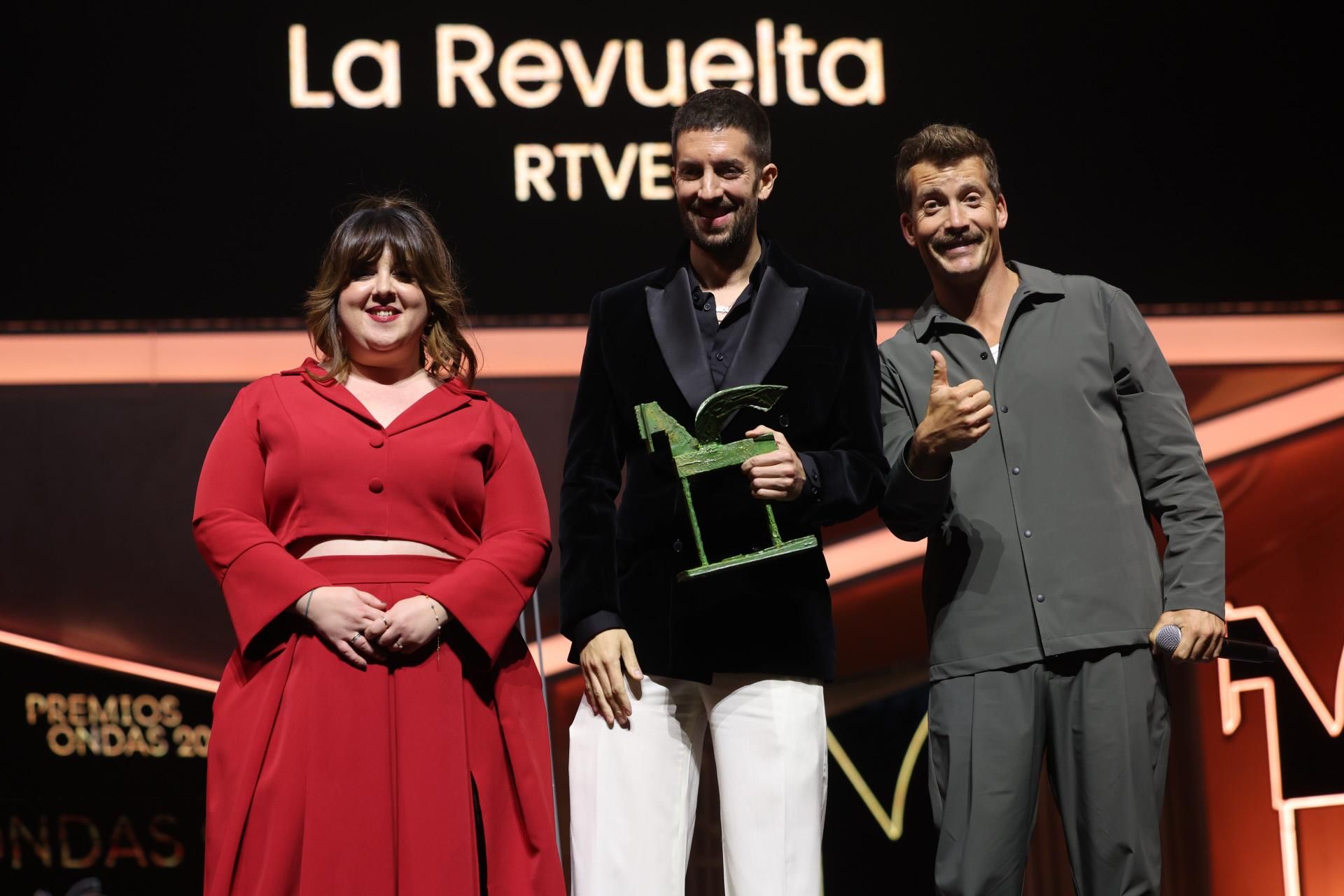 Grison, junto a David Broncano y Lalachus, recogiendo el premio Ondas