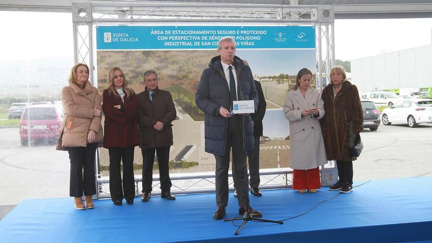 Rueda, en el centro, con Elena Rivo,, Luis Menor, Antonio Rodríguez, Ethel Vázquez y Marisol Nóvoa