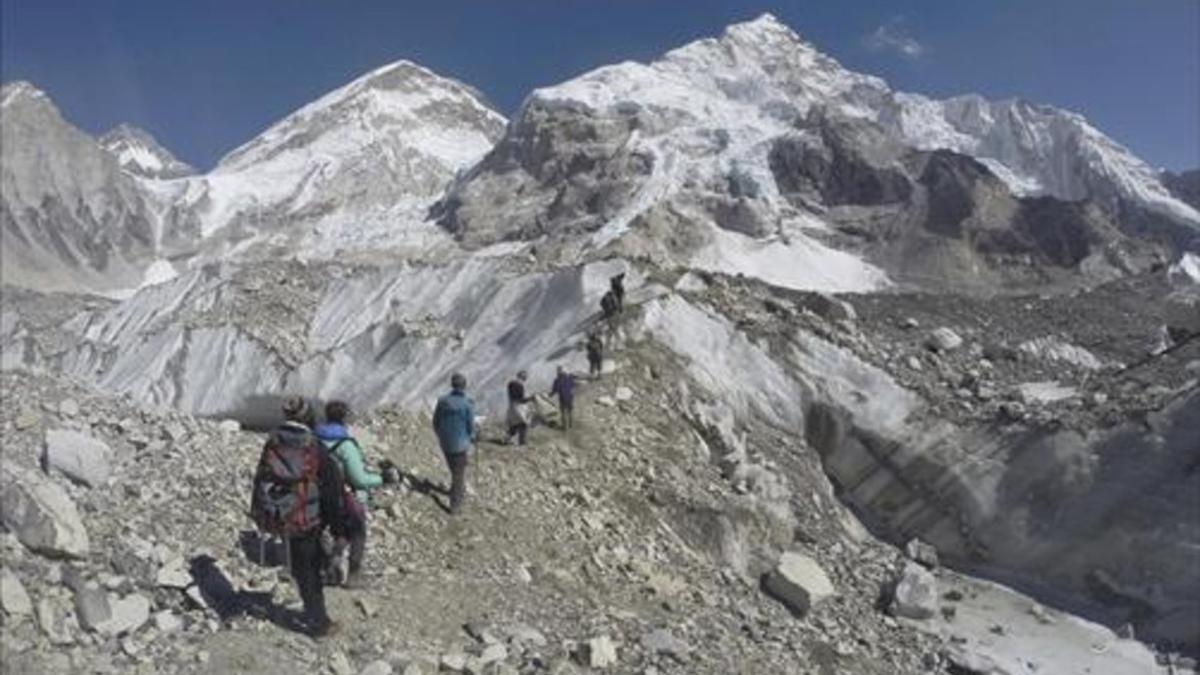 Expedición 8 Montañeros, cerca del campo base del Everest.