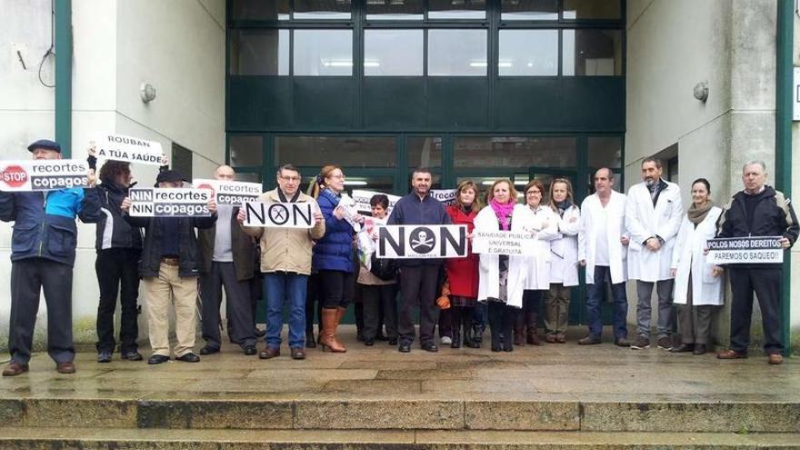 Representantes de A Voz do Paciente, vecinos y médicos del Centro de Saúde de Bueu, en una protesta contra los recortes en sanidad.