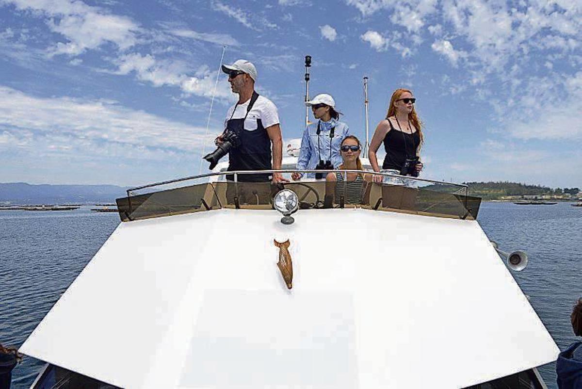 Bruno Díaz, biólogo y director del BDRI, a los mandos del barco de apoyo de este centro de investigación y seguimiento de cetáceos.