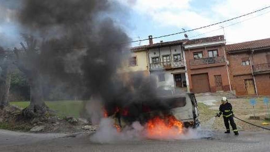 Un bombero sofoca el fuego.