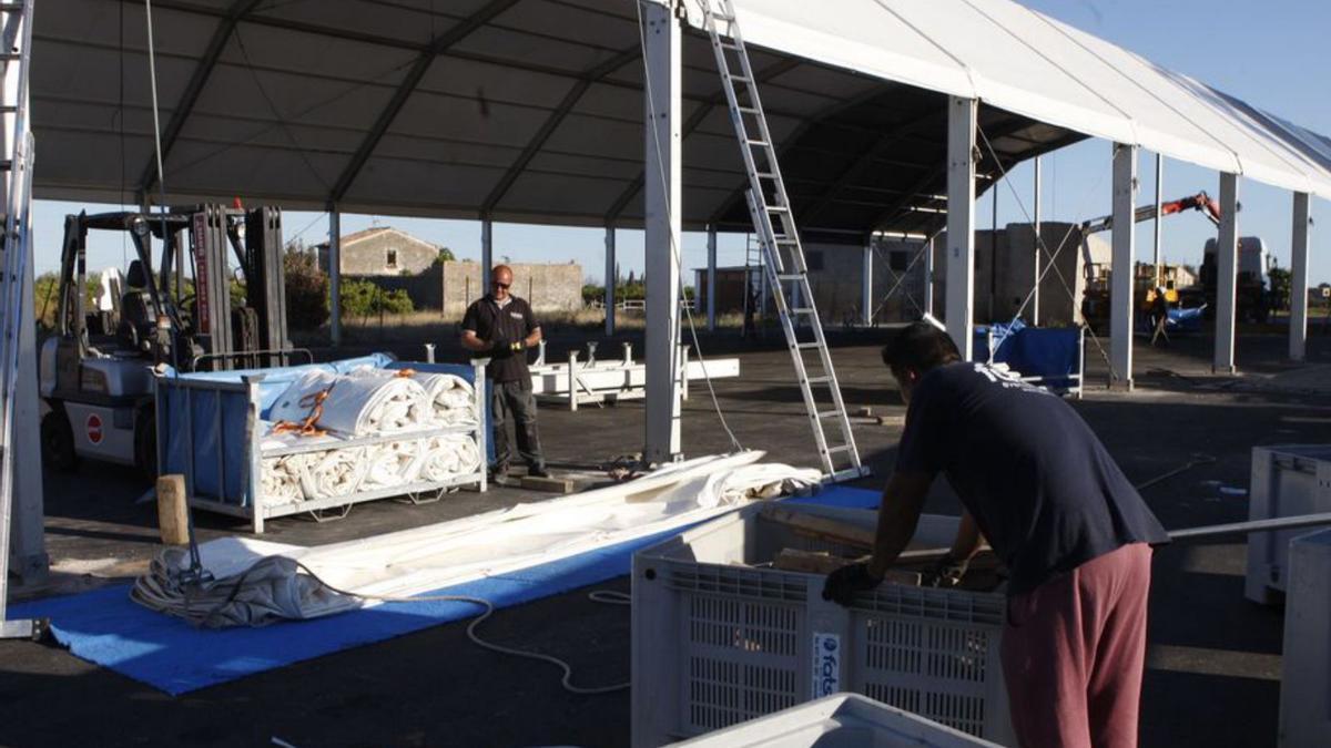 Foto de archivo del montaje de una de las carpas de las fiestas de Almassora.  | GABRIEL UTIEL