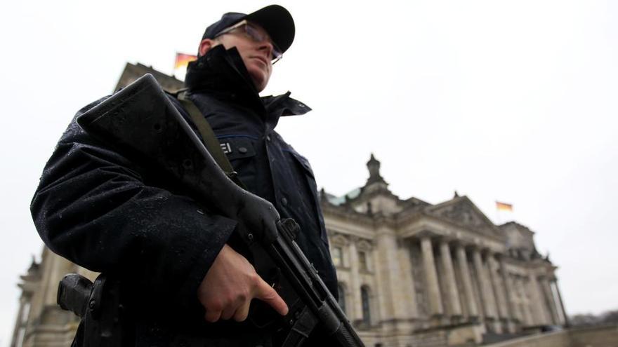 Un policía vigila frenta al Parlamento alemán.