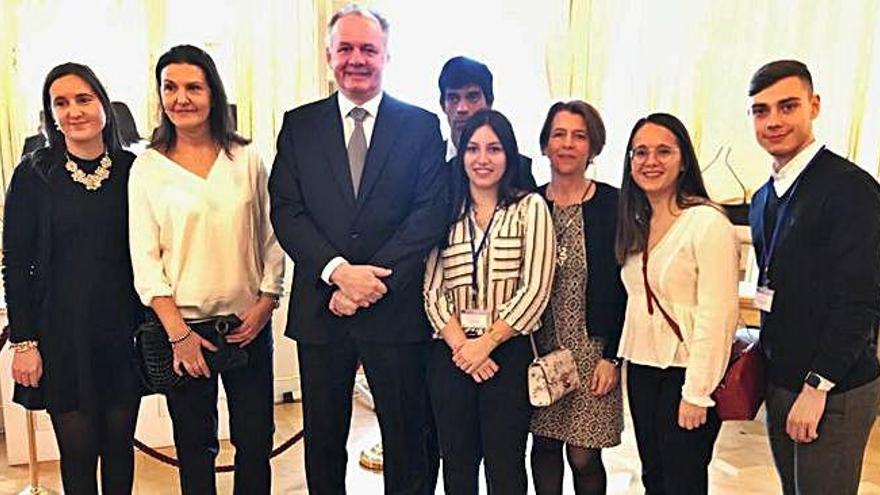 Alumnos y profesores del centro Ánxel Casal con el presidente eslovaco, en Bratislava, esta semana.