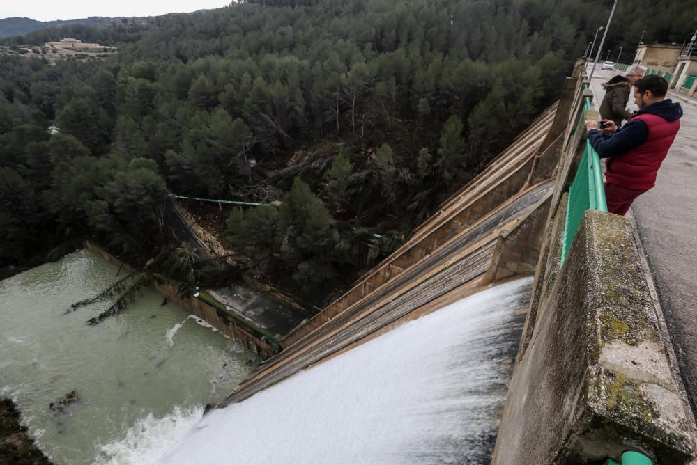 desembalse de agua en el pantano de Guadalest