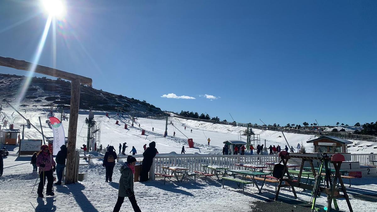 Los esquiadores tenían ganas de nieve en Javalambre.