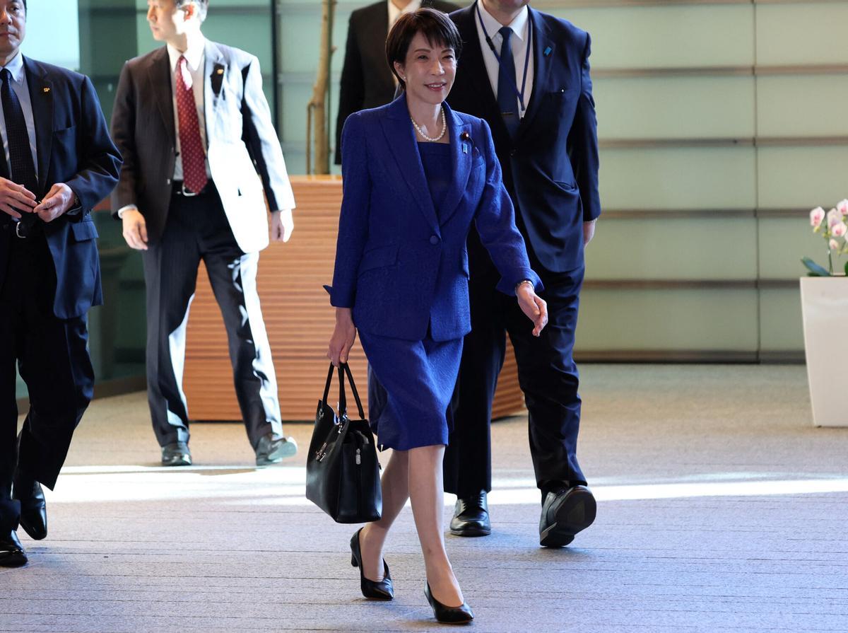 La primera ministra de Japón, Sanae Takaichi, líder del gobernante Partido Liberal Democrático (PLD), con su bolso, el 23 de enero.