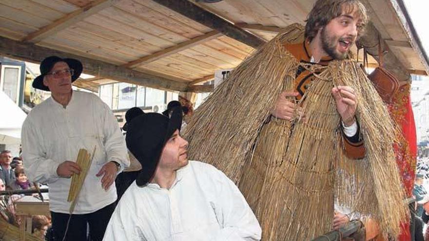 Los integrantes de la carroza ganadora iban ataviados con trajes de lino y uno de ellos lucía la coroza de paja.  // Bernabé/Gutier